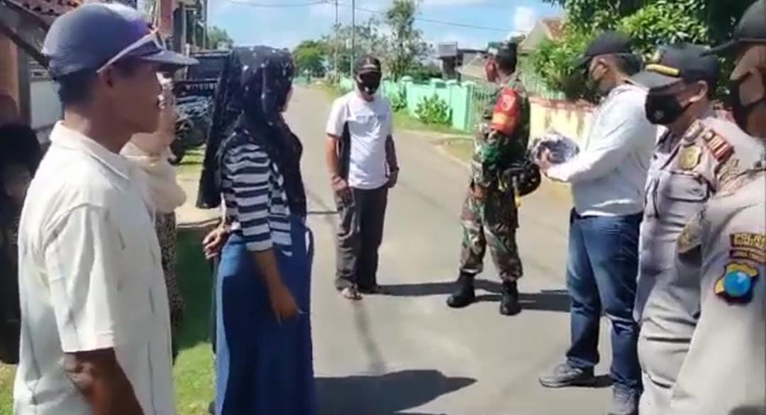 Kolaborasi 3 Pilar Bagi-Bagi Masker Di Desa Raas