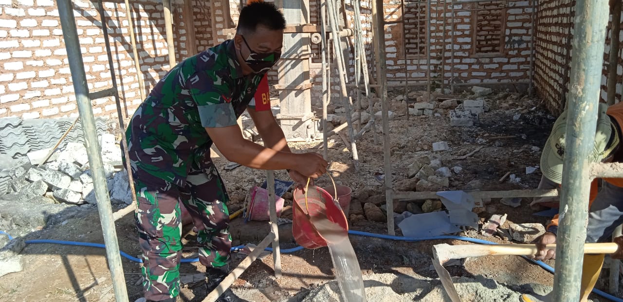 Jaga Kekompakan Dan Keharmonisan, Babinsa Dungkek Bantu Bangun Rumah Warga Binaan Jaga Kekompakan Dan Keharmonisan, Babinsa Dungkek Bantu Bangun Rumah Warga Binaan