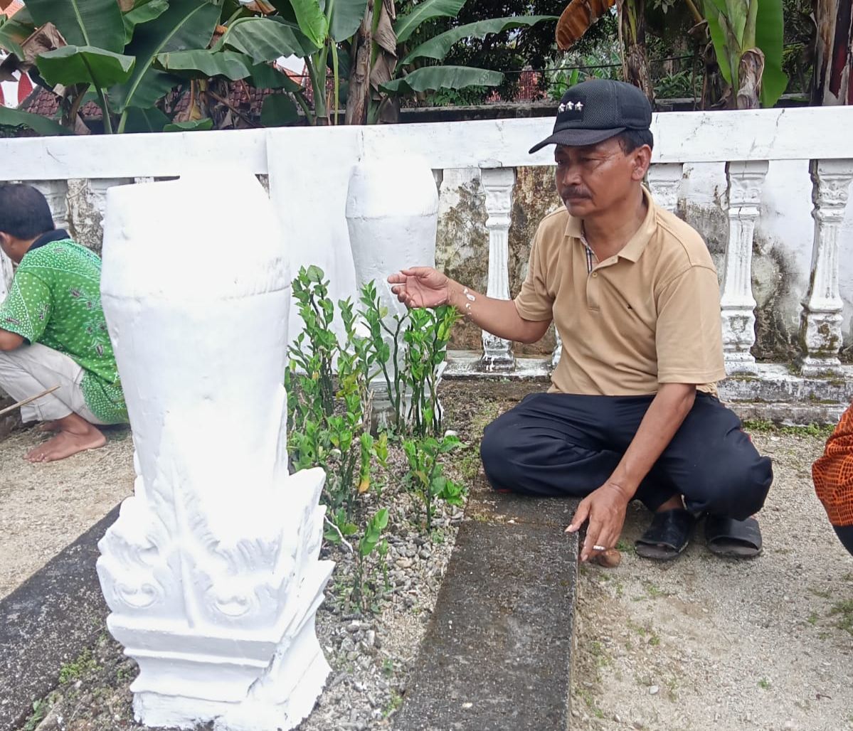 Jum’at Bersih Bersama MWC NU dan Camat Guluk-Guluk di Asta KH Syarqawi