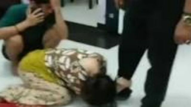 Istri Ketahuan Selingkuh saat Ditinggal Sholat Tarawih: Sujud Cium Kaki Suami di Samping Brondong