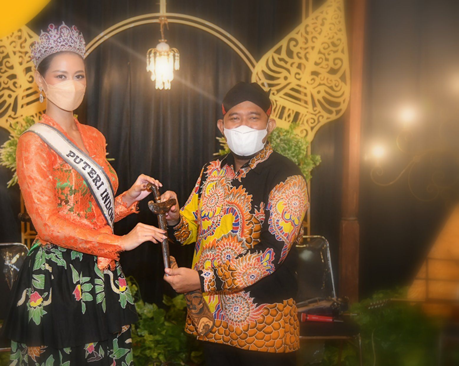 Keris Bupati Fauzi Ditangan Roro Ayu Maulida, Puteri Indonesia
