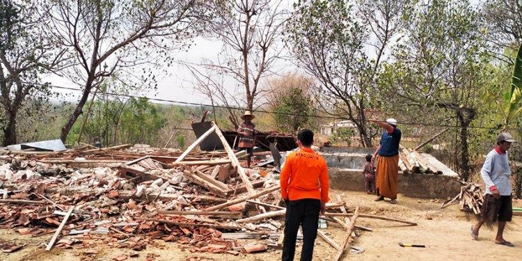 Puluhan Rumah Warga  Sampang Dihantam Puting Beliung