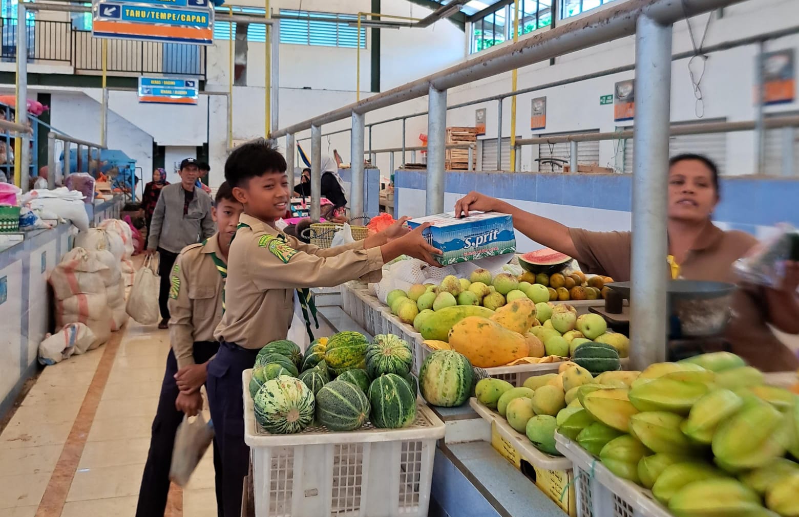 Peduli Palestina, Pelajar SD Muhammadiyah 3 Bungkal Galang Donasi Keliling Pasar
