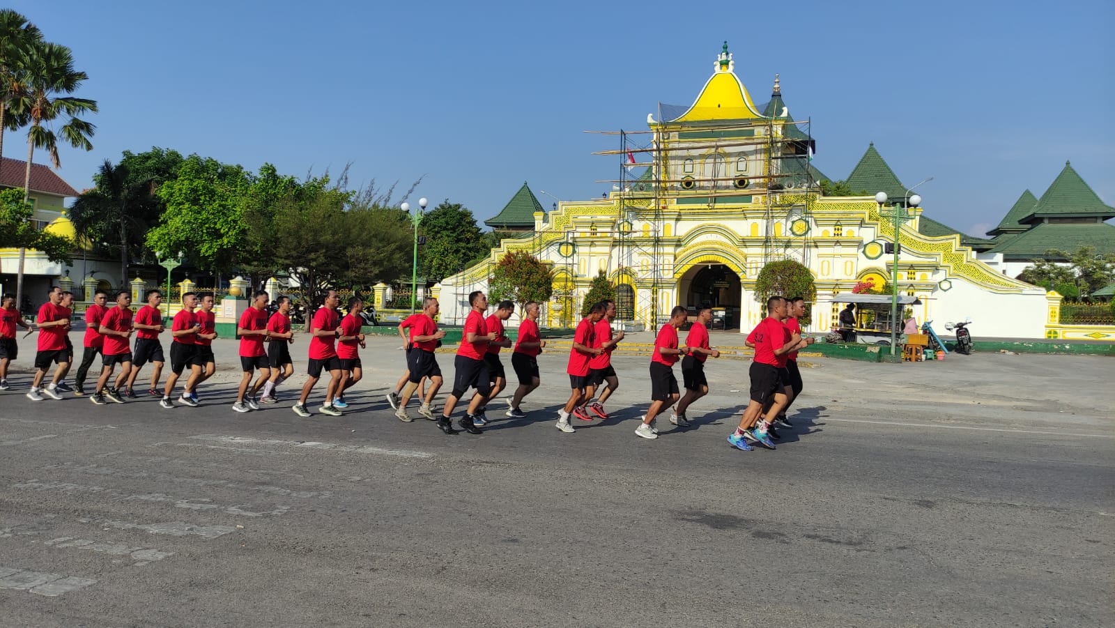 Kodim 0827/Sumenep Tingkatkan Ketahanan Fisik Prajurit dan PNS dengan Lari Aerobik