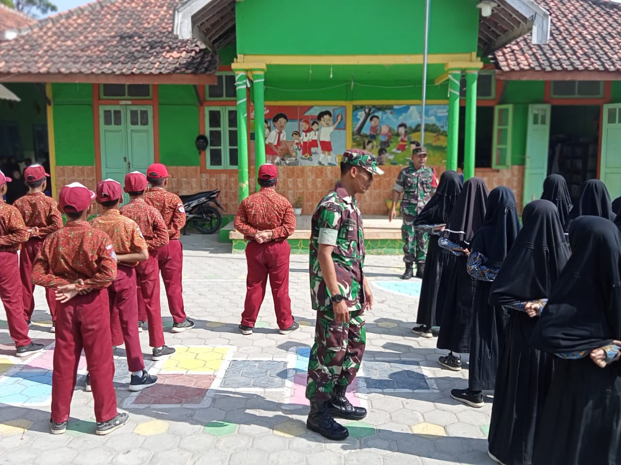 Bentuk Disiplin Sejak Dini, Babinsa Pragaan Latih PBB Siswa SD Di Wilayah Binaan Bentuk Disiplin Sejak Dini, Babinsa Pragaan Latih PBB Siswa SD Di Wilayah Binaan