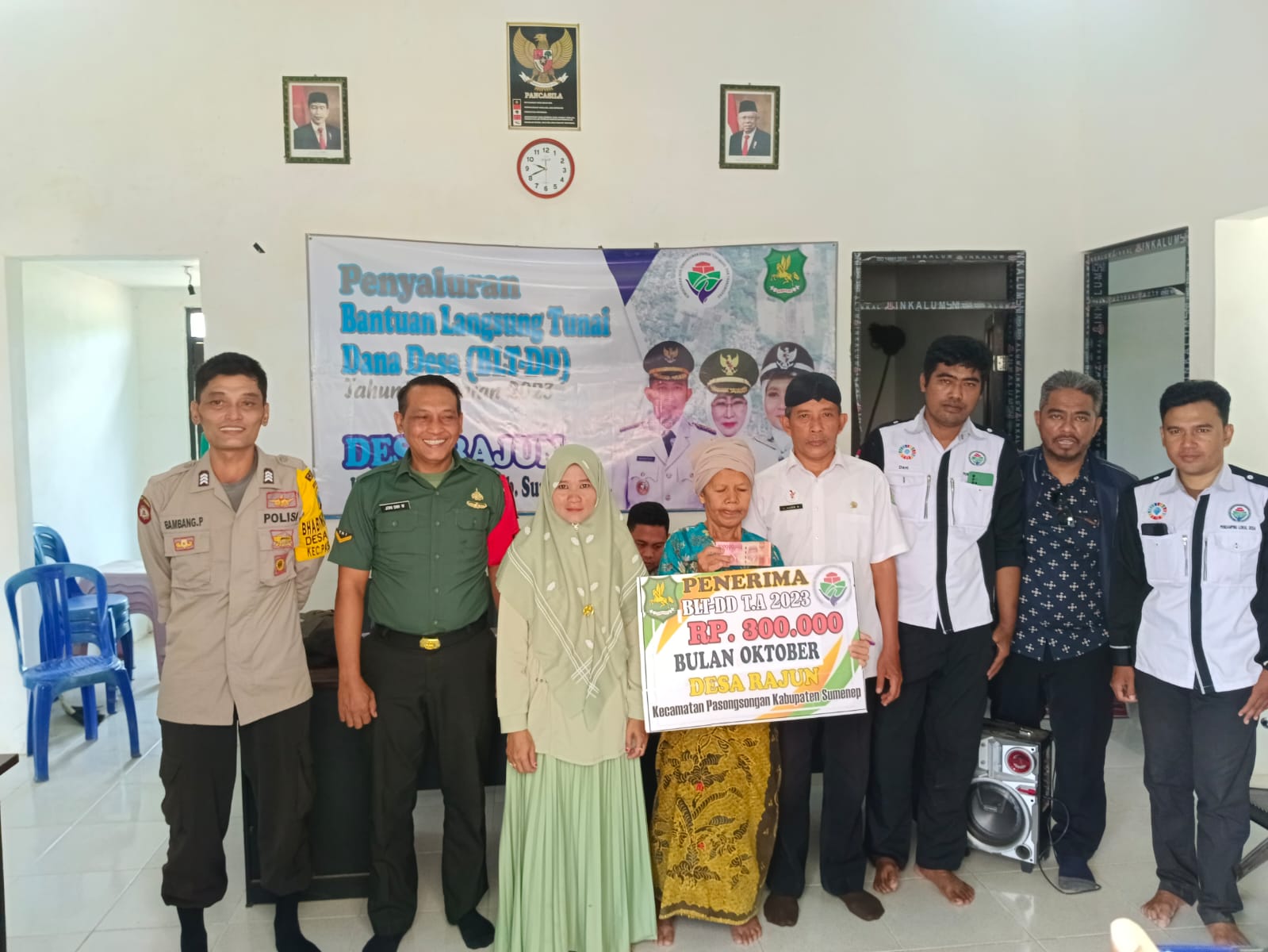 Babinsa Dampingi Penyaluran BLT-DD Pada Warga Desa Rajun Babinsa Dampingi Penyaluran BLT-DD Pada Warga Desa Rajun