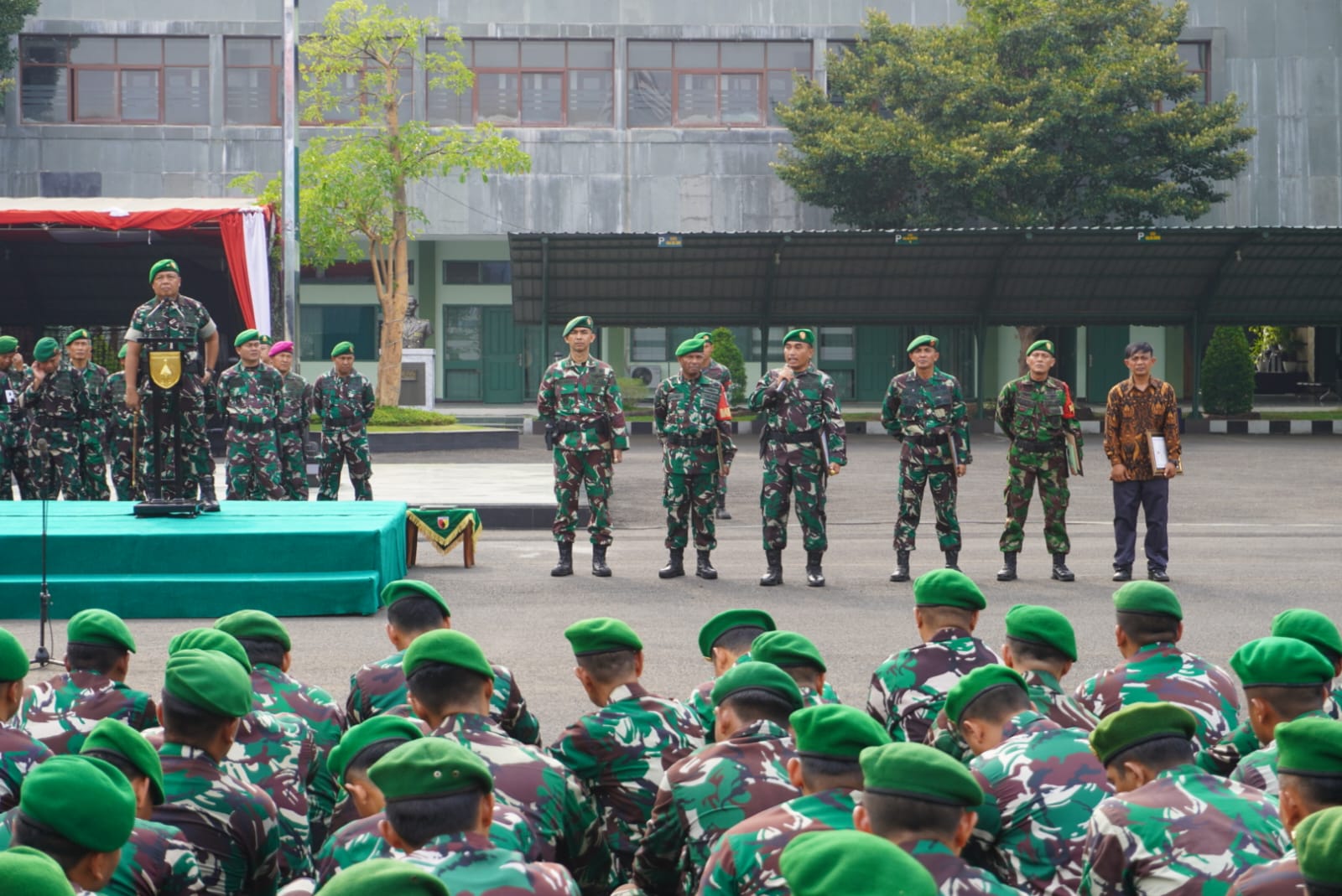 Pangdam V/Brawijaya Beri Penghargaan Kepada Dandim 0827/Sumenep dan Dua Prajurit Berprestasi Pangdam V/Brawijaya Beri Penghargaan Kepada Dandim 0827/Sumenep dan Dua Prajurit Berprestasi