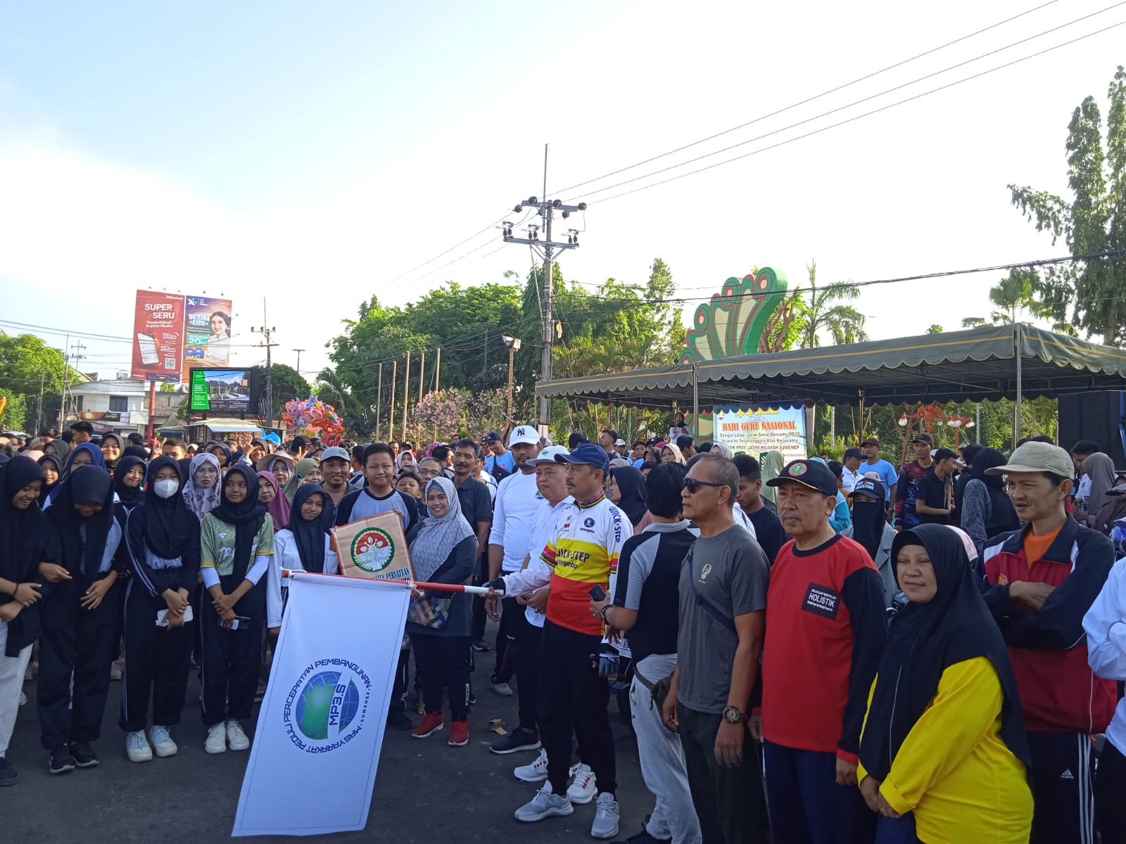 Kasdim Sumenep Ikut Jalan Sehat Peringati Hari Guru Nasional Kasdim Sumenep Ikut Jalan Sehat Peringati Hari Guru Nasional