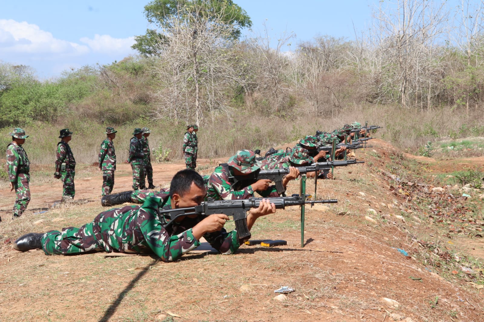 Prajurit Kodim 0827/Sumenep Latihan Menembak Senjata Ringan TW IV
