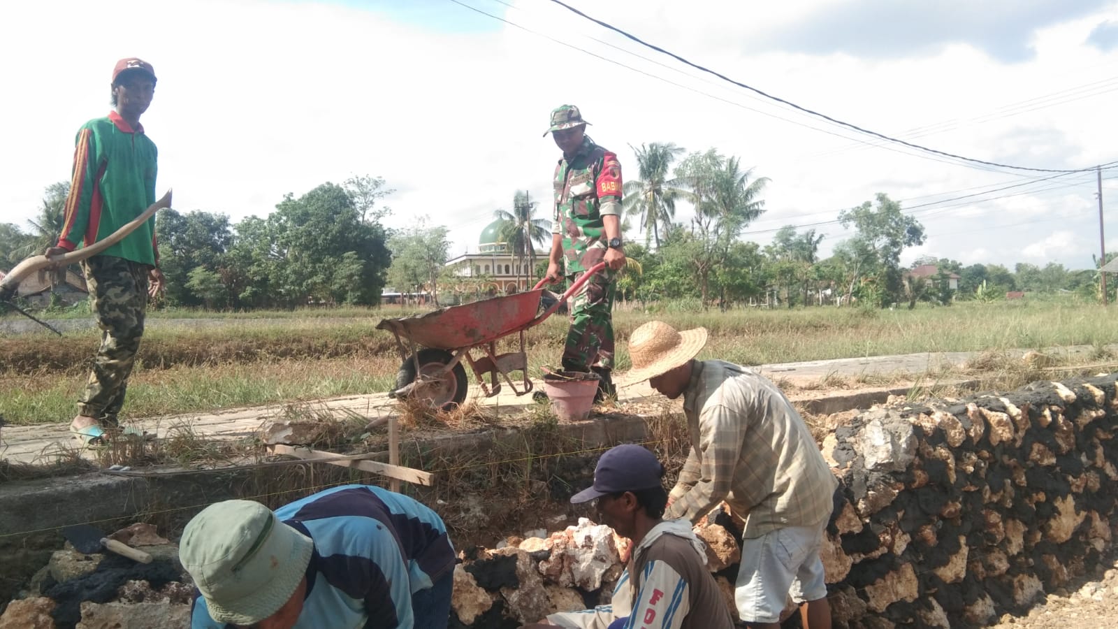 Penuh Semangat, Babinsa Gotong Royong Bersama Warga Dalam Pembuatan Drainase Penuh Semangat, Babinsa Gotong Royong Bersama Warga Dalam Pembuatan Drainase