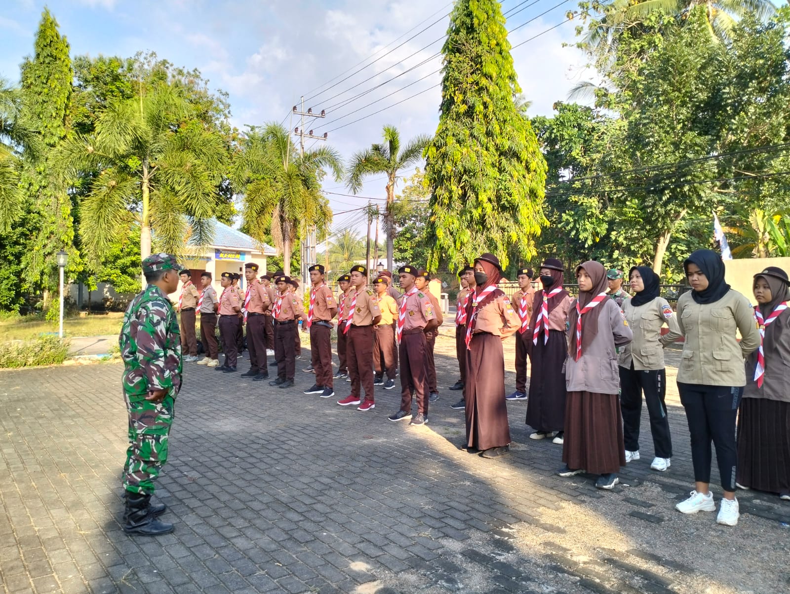 Babinsa Dungkek Beri Pelatihan PBB kepada  Siswa Pramuka SWK