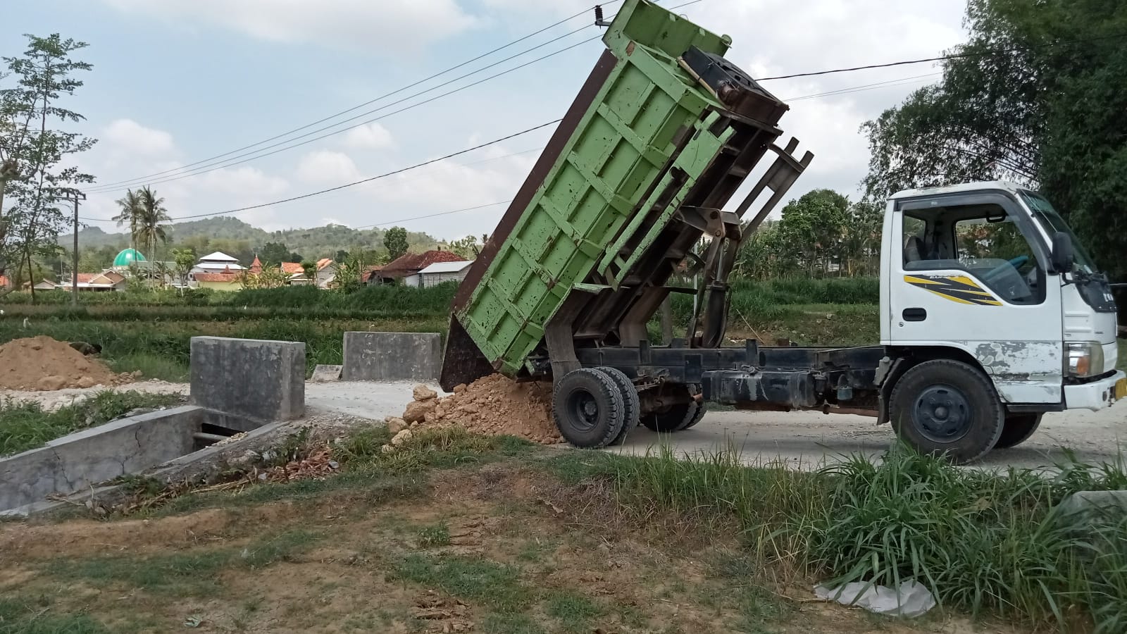 Akses Jalan  Sisi Timur Menuju Ponpes Raudlatul Iman  Gadu Barat  Lumpuh Total