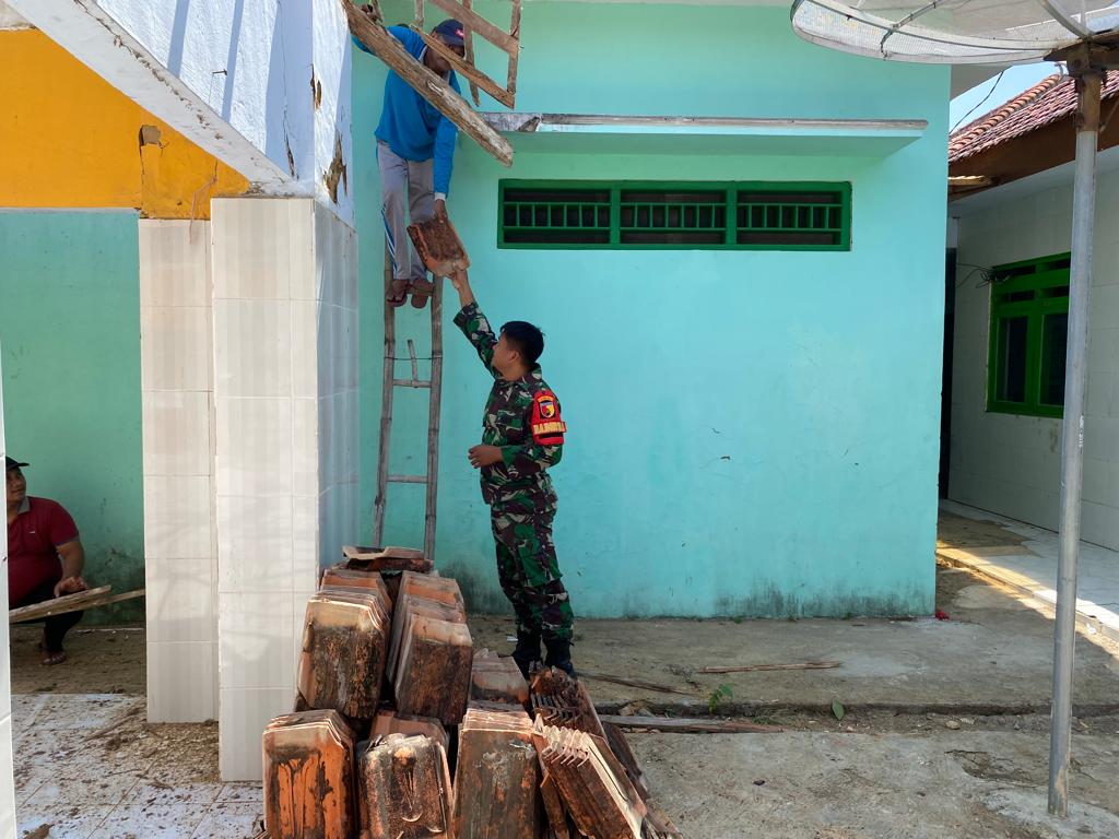 Bersama Babinsa, Warga Bahu Membahu Rehab Pendopo Desa Patean