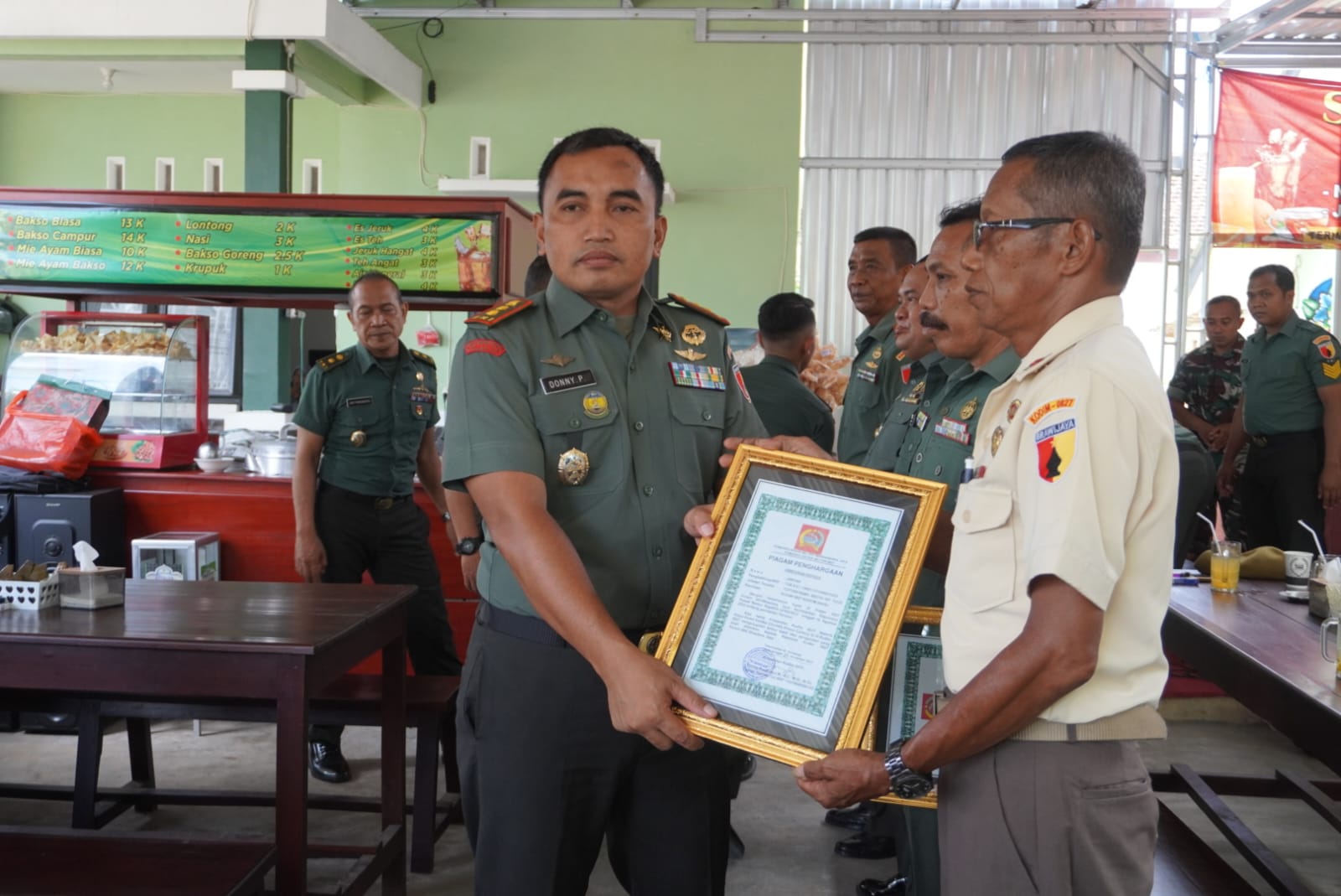 Dandim Sumenep Serahkan Piagam dan Plakat kepada Personel yang Pindah Tugas dan Pensiun Dandim Sumenep Serahkan Piagam dan Plakat kepada Personel yang Pindah Tugas dan Pensiun