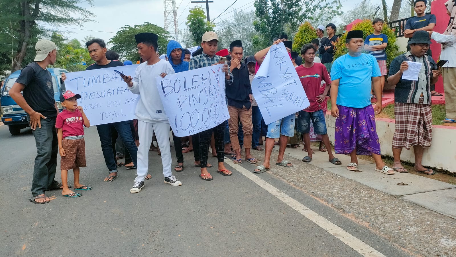 Puskesmas Batang-Batang Didemo Warga, Polres Sumenep Turunkan 205  Personel