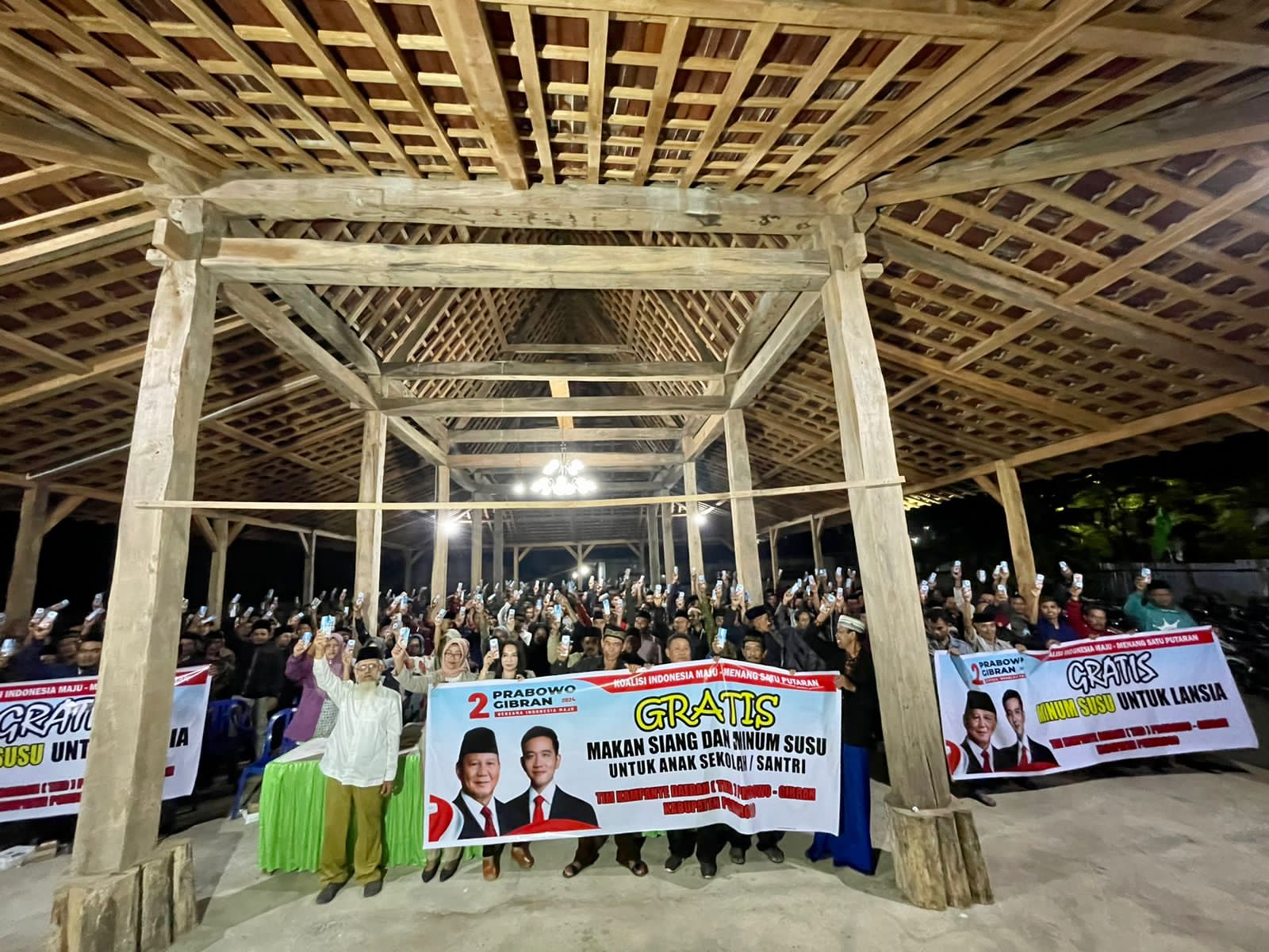 Prabowo-Gibran Cegah Stunting, TKD Ponorogo Bagikan Susu dan Nasi Gratis