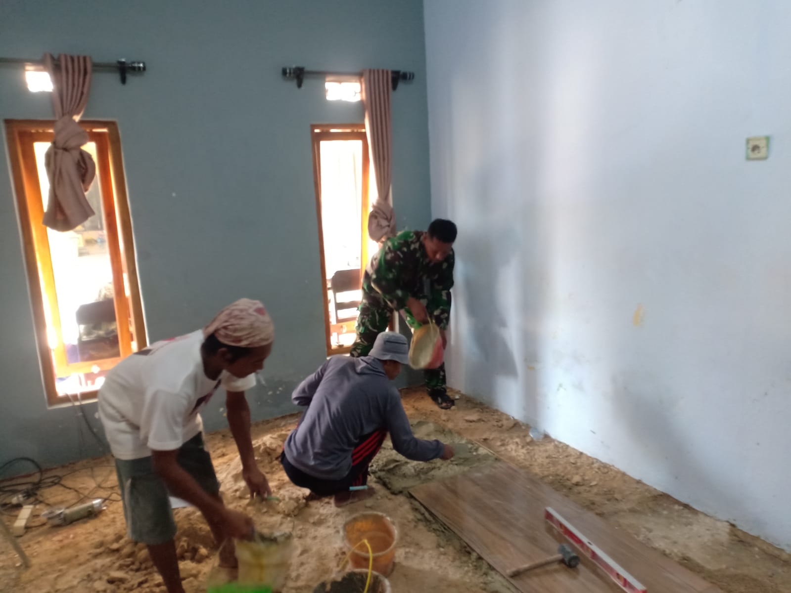 Bantu Renovasi Rumah, Babinsa 0827/06  Saronggi Langsung Turun Ke Wilayah