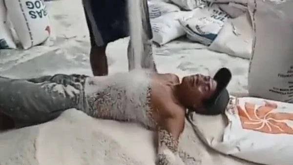 Bulog Surabaya Pecat Buruh yang ‘Mandi’ Beras di Gudang