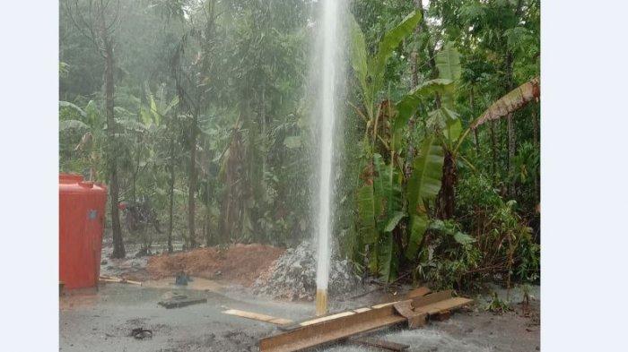 Semburan Air Setinggi 20 Meter, Warga Diminta Tidak Mendekat