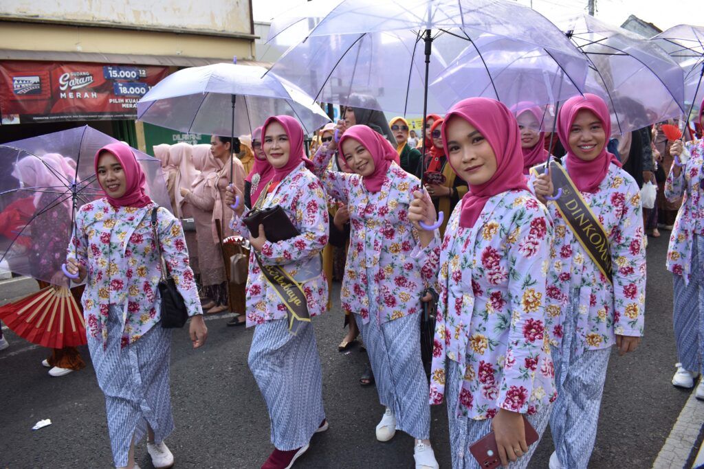 Anggun dan Cantik, Ribuan Perempuan Purbalingga Tampil Dalam Parade Purbalingga Berkebaya