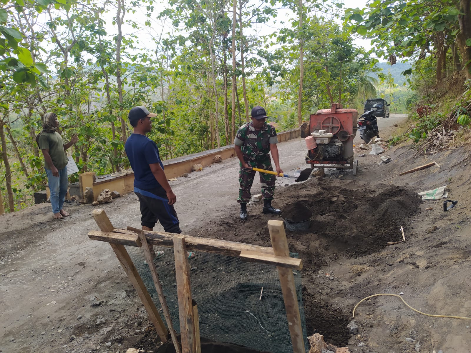 TNI Bersama Warga Kompak Membangun Akses Jalan Desa TNI Bersama Warga Kompak Membangun Akses Jalan Desa