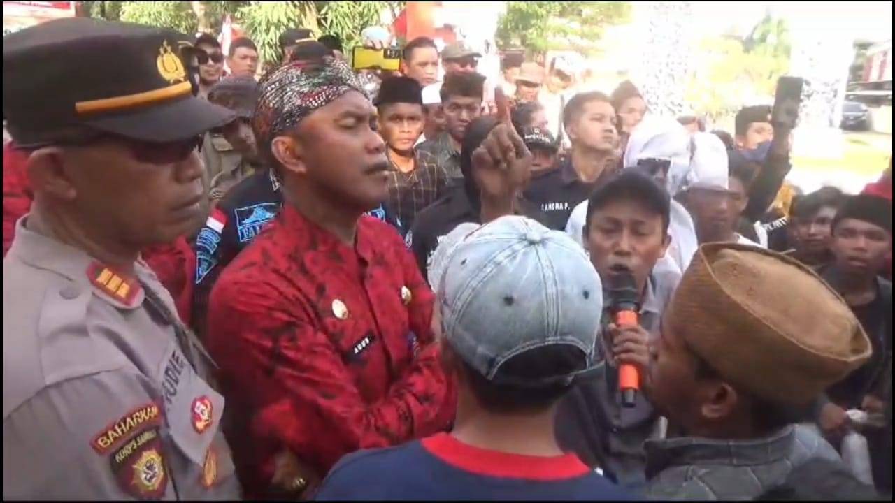 Plt KaDinkes Sumenep Dianggap Menantang Massa Pengunjuk Rasa Plt KaDinkes Sumenep Dianggap Menantang Massa Pengunjuk Rasa