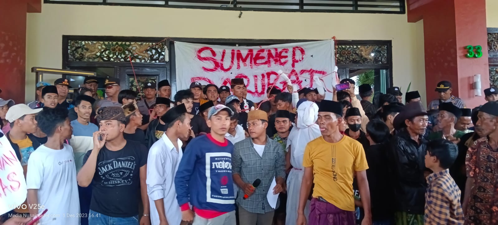 Pengunjuk Rasa  Segel Kantor Bupati Dengan Poster “Sumenep Darurat Kesehatan”