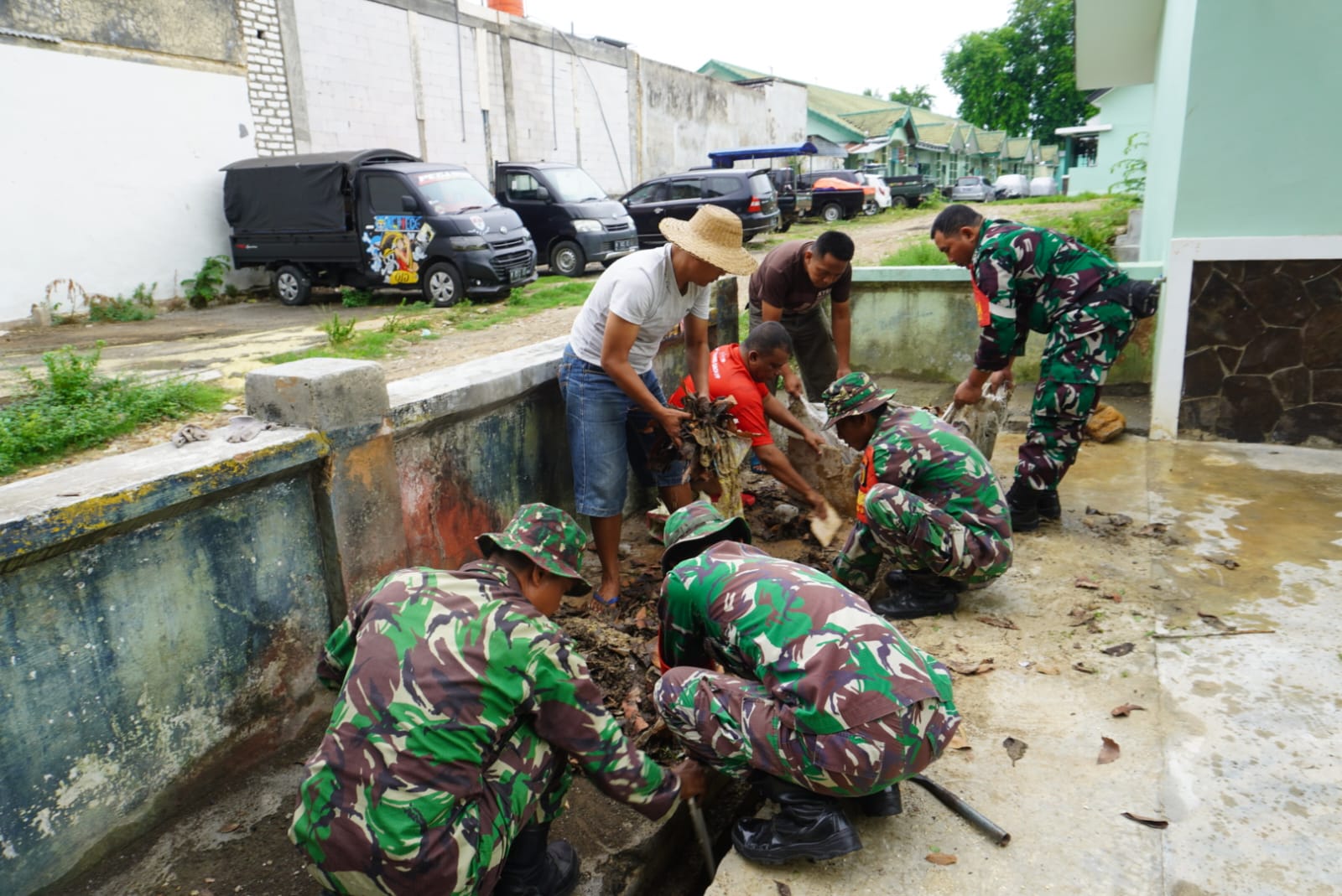 Cegah Banjir dan Sarang Nyamuk, TNI dan Masyarakat Gotong royong Bersihkan Saluran Drainase