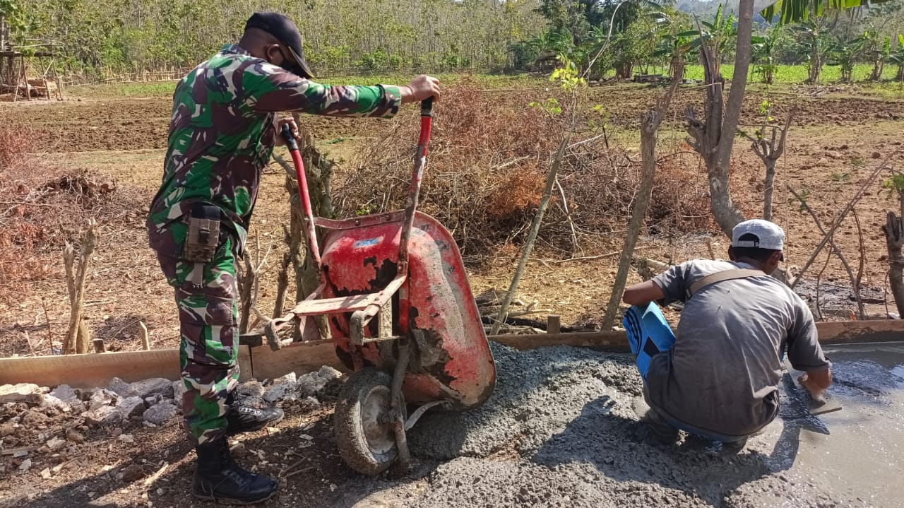 Serda I Ketut S, Babinsa Koramil 18/Kangean Terlihat Bantu Cor Jalan Setapak Serda I Ketut S, Babinsa Koramil 18/Kangean Terlihat Bantu Cor Jalan Setapak