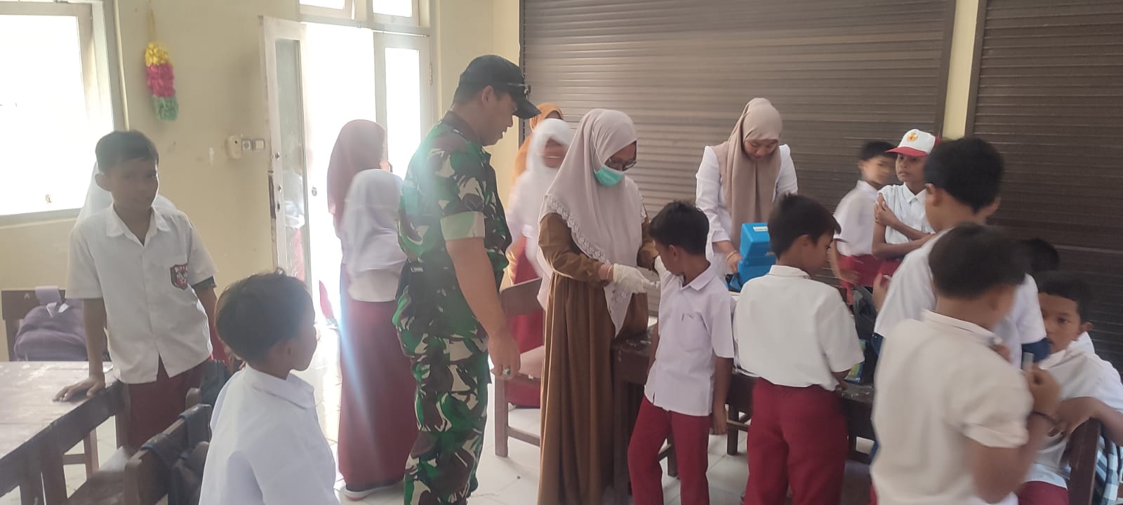 Babinsa Lakukan Pendampingan Bulan Imunisasi Anak Sekolah di SDN Aengayar I dan MI Toha Praktika Babinsa Lakukan Pendampingan Bulan Imunisasi Anak Sekolah di SDN Aengayar I dan MI Toha Praktika