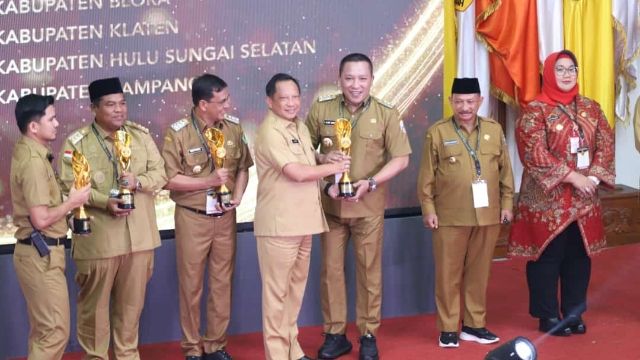 Bupati Sampang Terima Penghargaan IGA Award dari Kemendagri