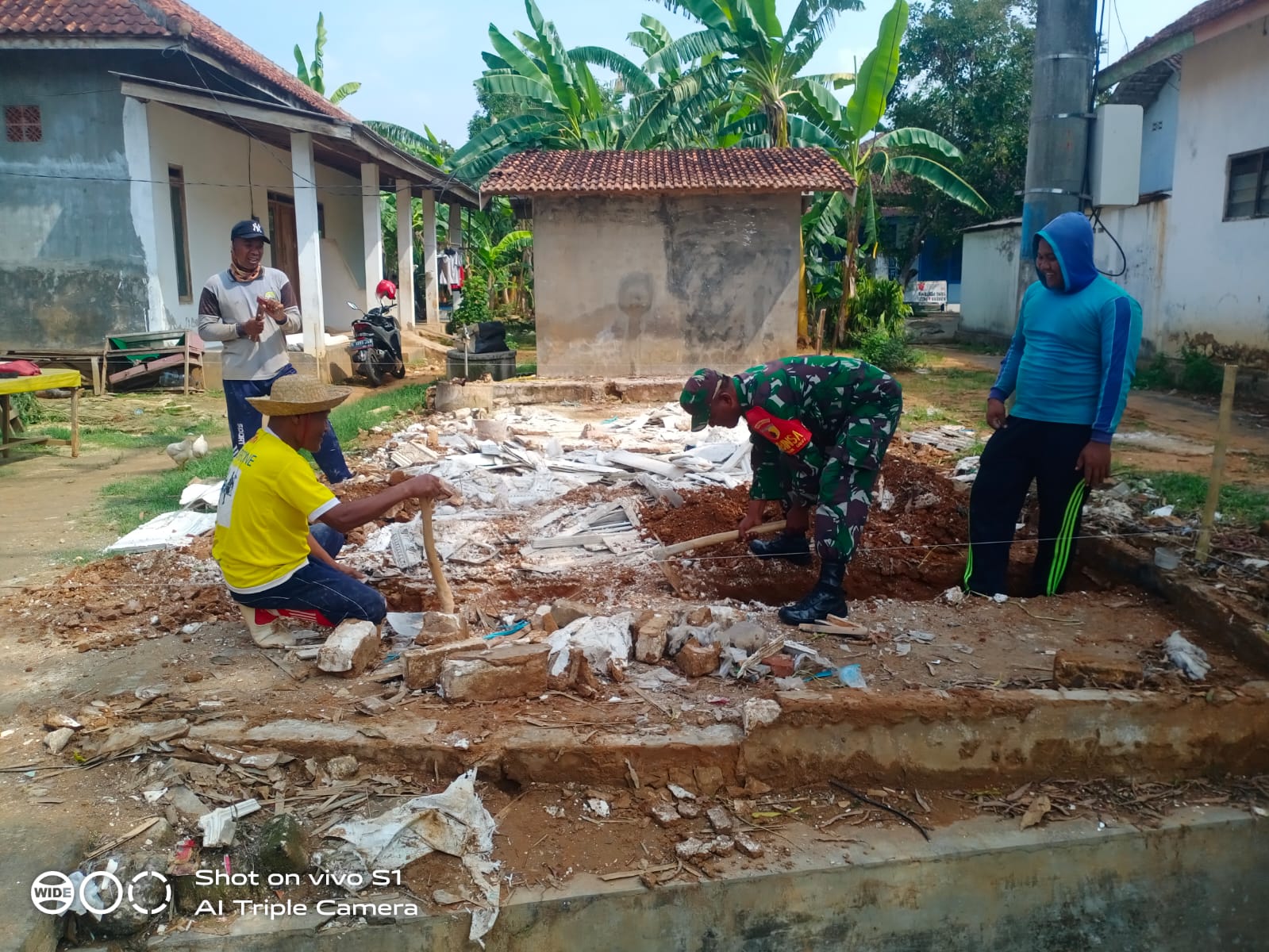 Wujud Kepedulian Babinsa Kepada Warganya, Sertu Ali Bantu Pondasi Rumah Warga