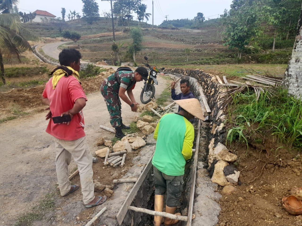 Babinsa Pasongsogan Pimpin Kerja Bakti Membuat Saluran Air dan Tanggul Penahan Longsor Babinsa Pasongsogan Pimpin Kerja Bakti Membuat Saluran Air dan Tanggul Penahan Longsor