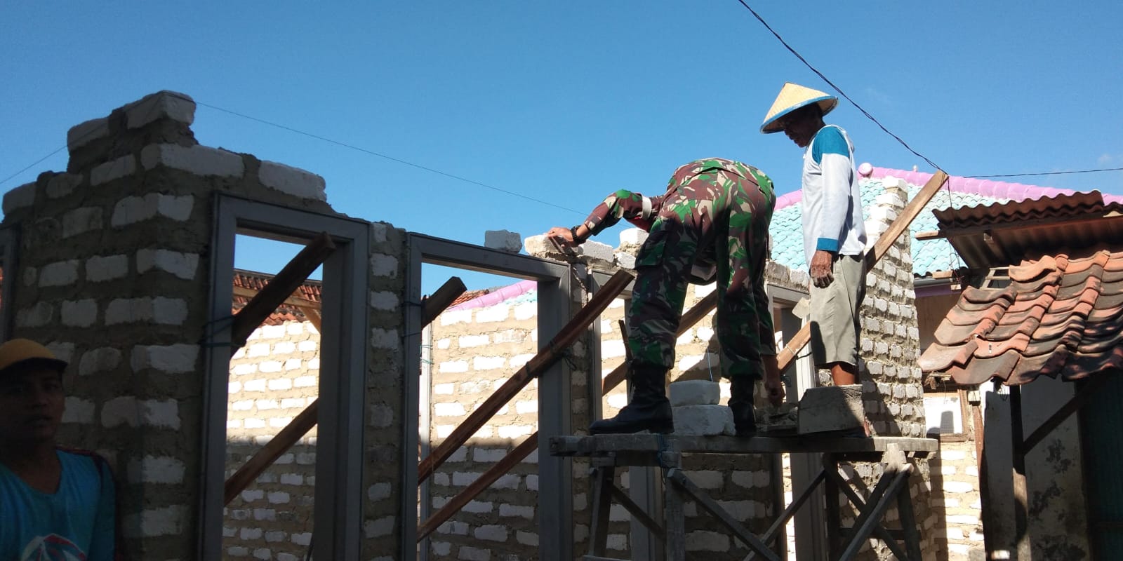 Bantu Kesulitan Warga, Babinsa Pragaan Bantu Warga Bangun Rumah
