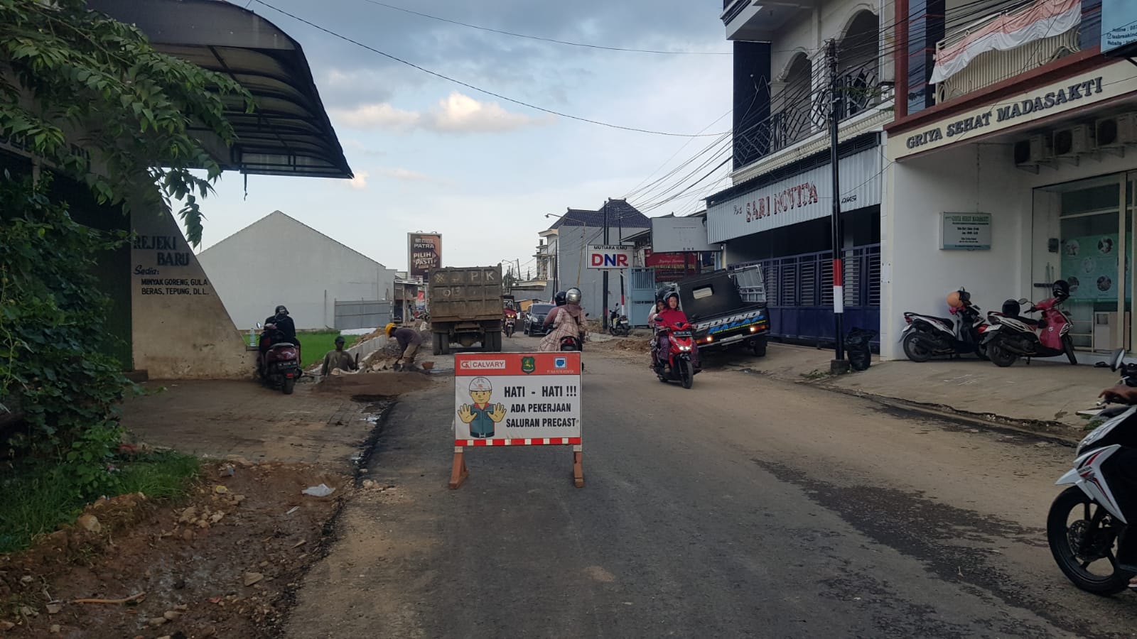 Di Sumenep, Papan Proyek Miliaran Rupiah Tertutup “Mahkluk Ghoib”