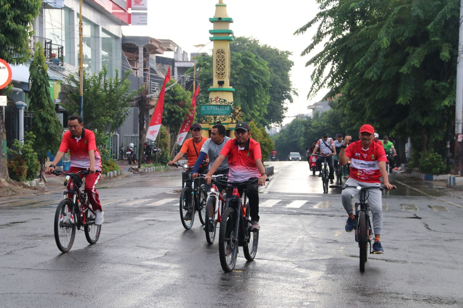 Dandim 0827/Sumenep Ikut Gowes Santai Bareng Bupati Fauzi Dandim 0827/Sumenep Ikut Gowes Santai Bareng Bupati Fauzi