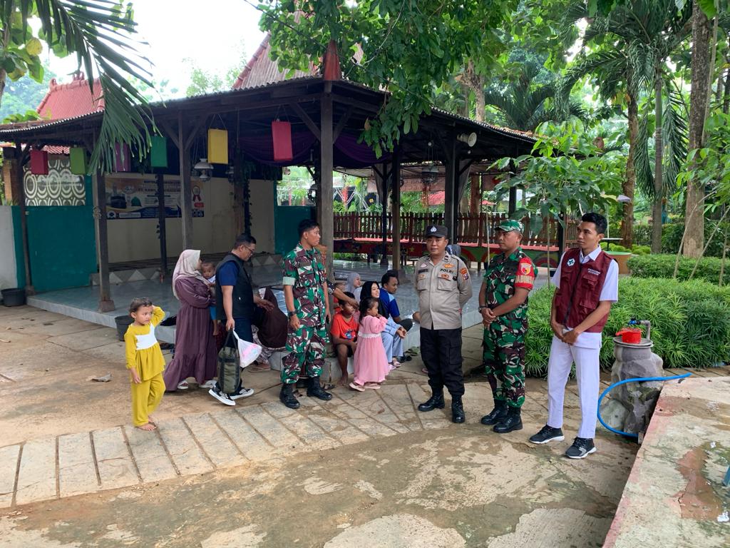 Jelang Pergantian Tahun Baru, Babinsa Koramil 01/Kota Jaga Pos Pam di Tempat Wisata Jelang Pergantian Tahun Baru, Babinsa Koramil 01/Kota Jaga Pos Pam di Tempat Wisata