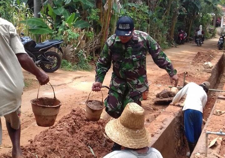 Babinsa Batu Putih  Bersama Warga Binaan Gotong Royong Buat Saluran Air