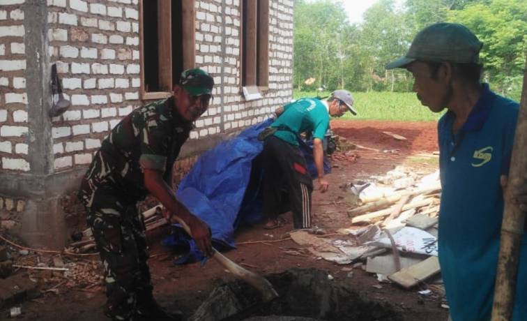 Bantu Renovasi Rumah, Babinsa 0827/13 Rubaru Langsung Turun Ke Wilayah