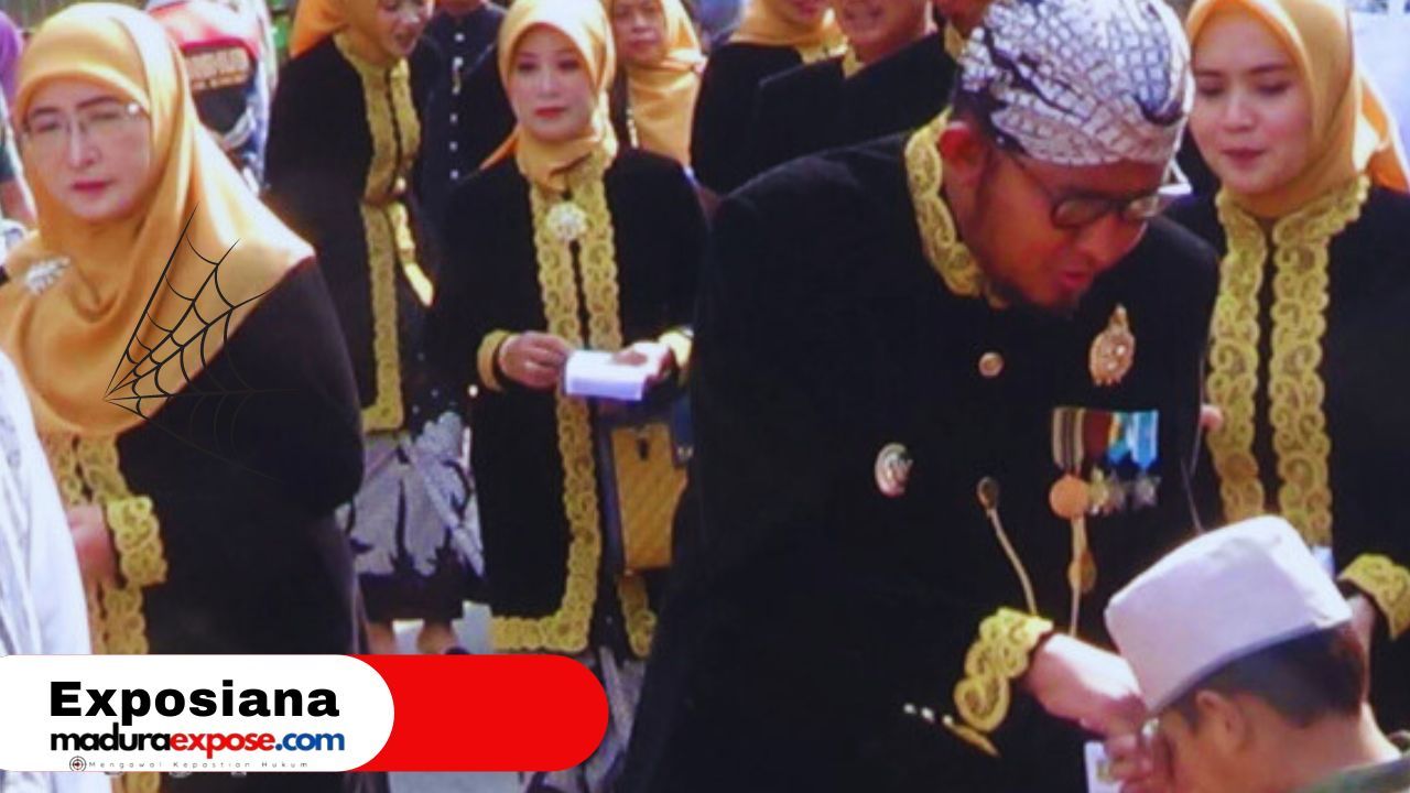 Foto Santunan Bupati Didampingi Nia, Ekspresi Wajah Wabup Jadi Sorotan