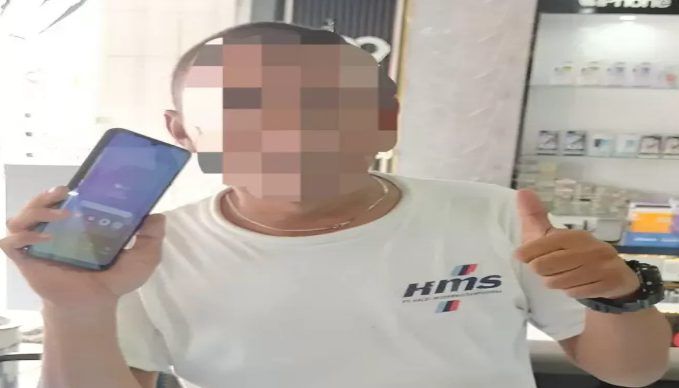 Pencuri Berkalung Silver Gasak iPhone 12 Pro Max, Terekam CCTV