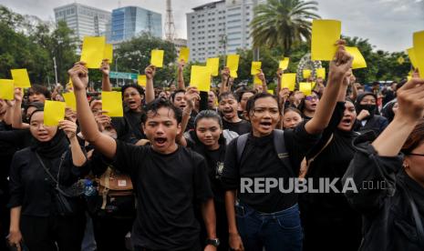Kartu Kuning dari Seberang Istana