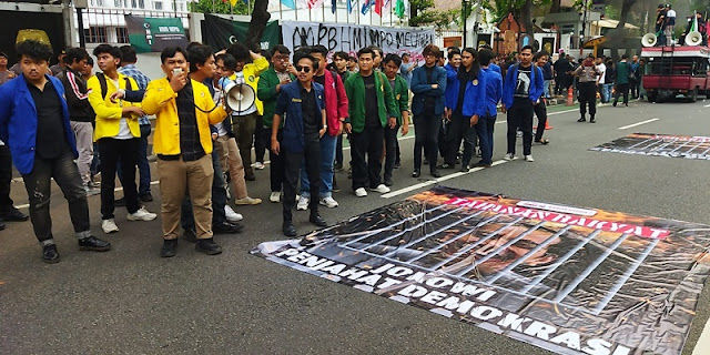 5 Hari Jelang Pencoblosan, Kantor KPU RI Diserbu Mahasiswa 5 Hari Jelang Pencoblosan, Kantor KPU RI Diserbu Mahasiswa