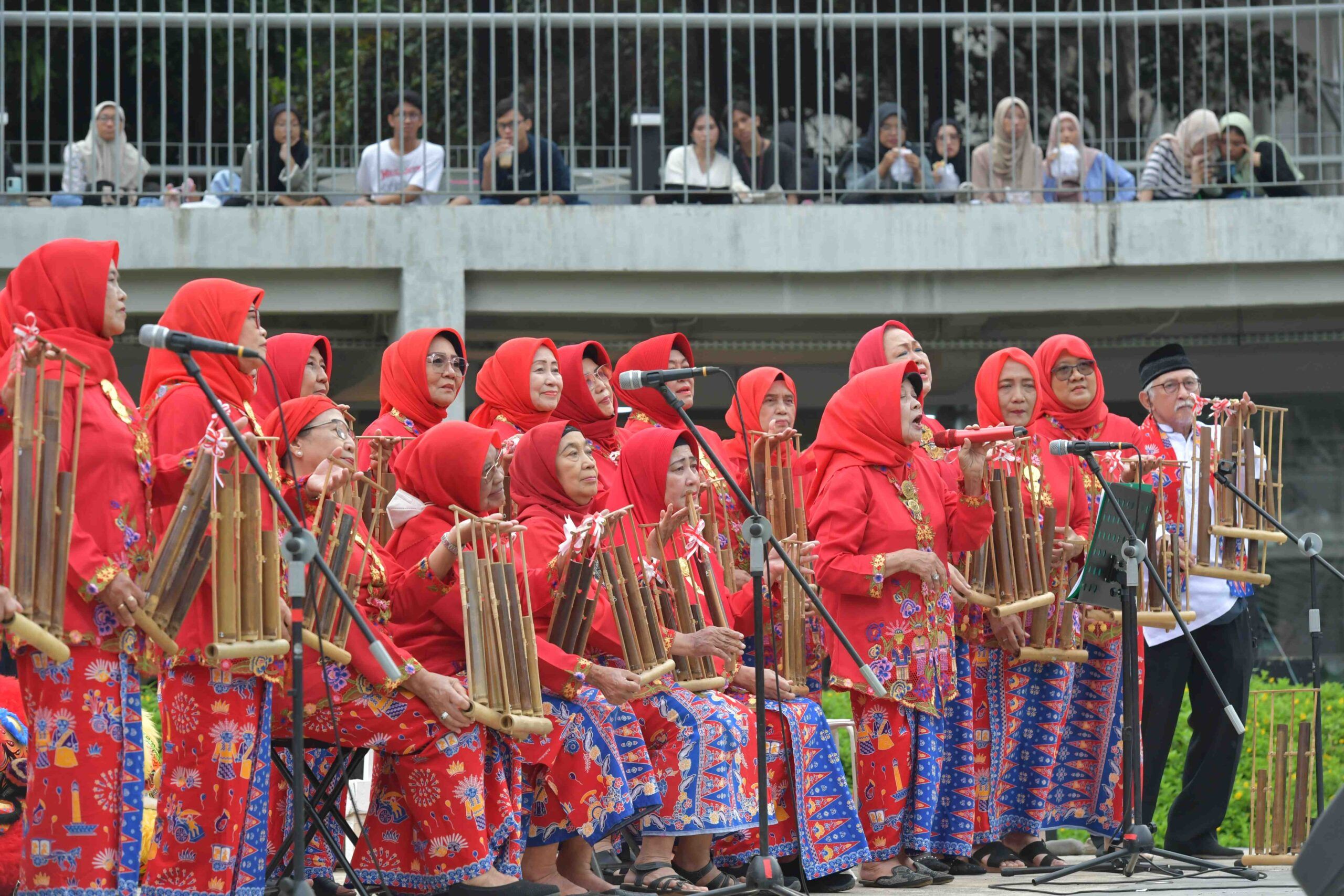 Komunitas Angklung Lansia Bawakan Lagu Mandarin