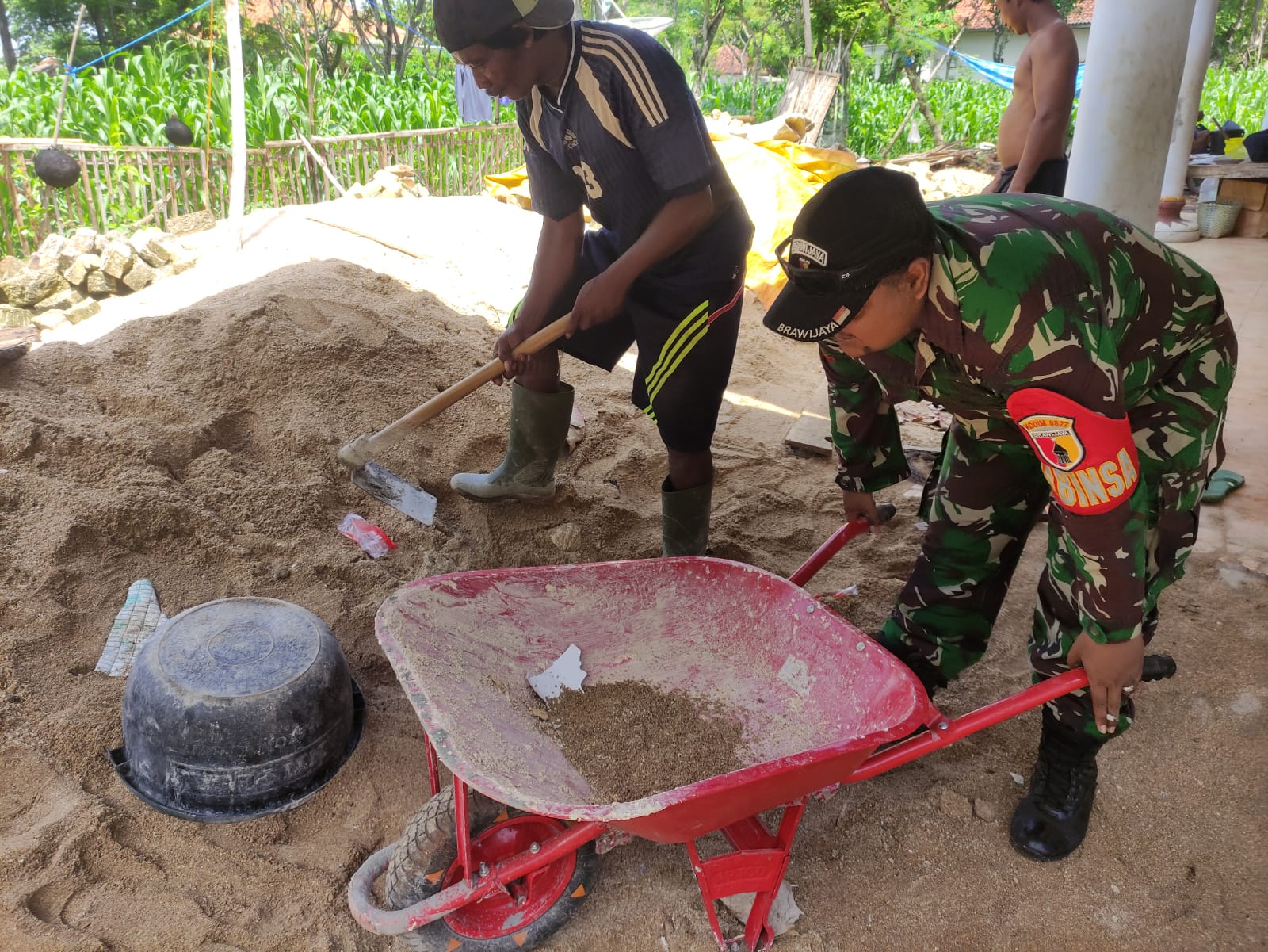 Peduli Warga Binaan, Babinsa 0827/20 Sapudi Turun Tangan Bantu Renovasi Rumah Masyarakat