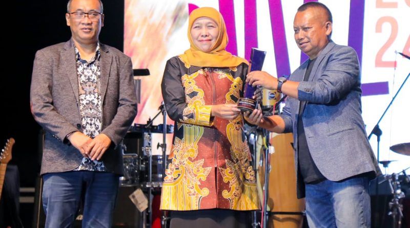 Gubernur Khofifah Raih Penghargaan Tokoh Nasional Peduli Ekonomi Kerakyatan dari PWI Jatim