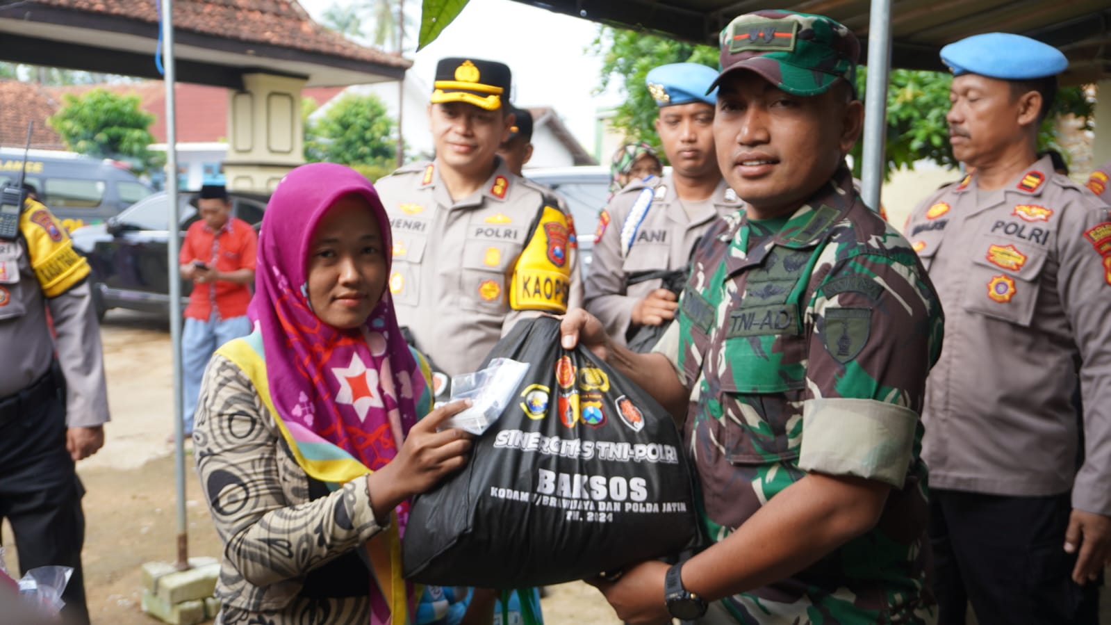 TNI-Polri Gelar Bakti Sosial dan Bakti Kesehatan di Sumenep