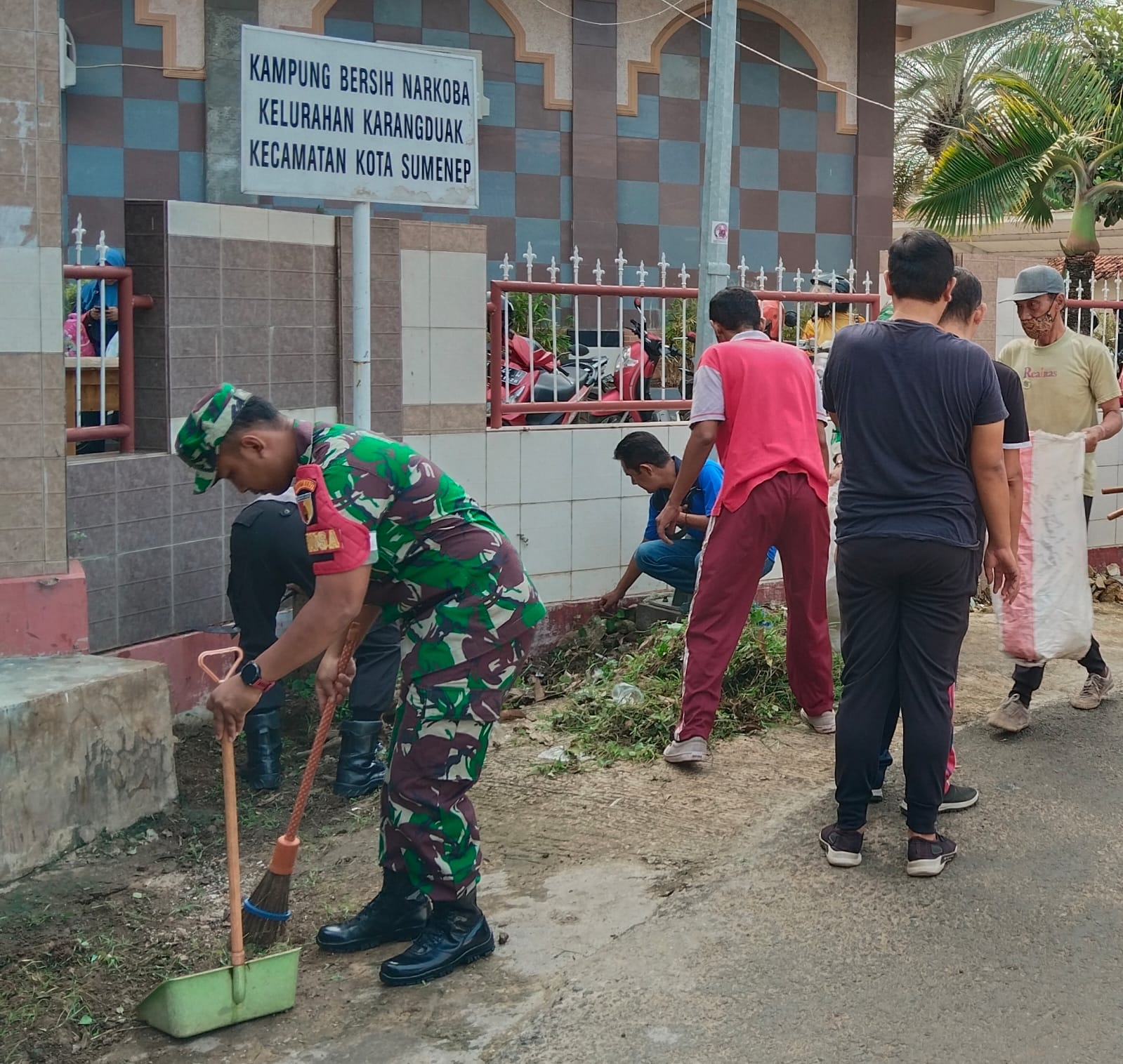 TNI Ajak Warga Bersihkan Tempat Ibadah dan Jalan Desa