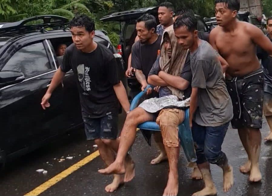 Tim Gabungan Evakuasi Korban Tanah Longsor