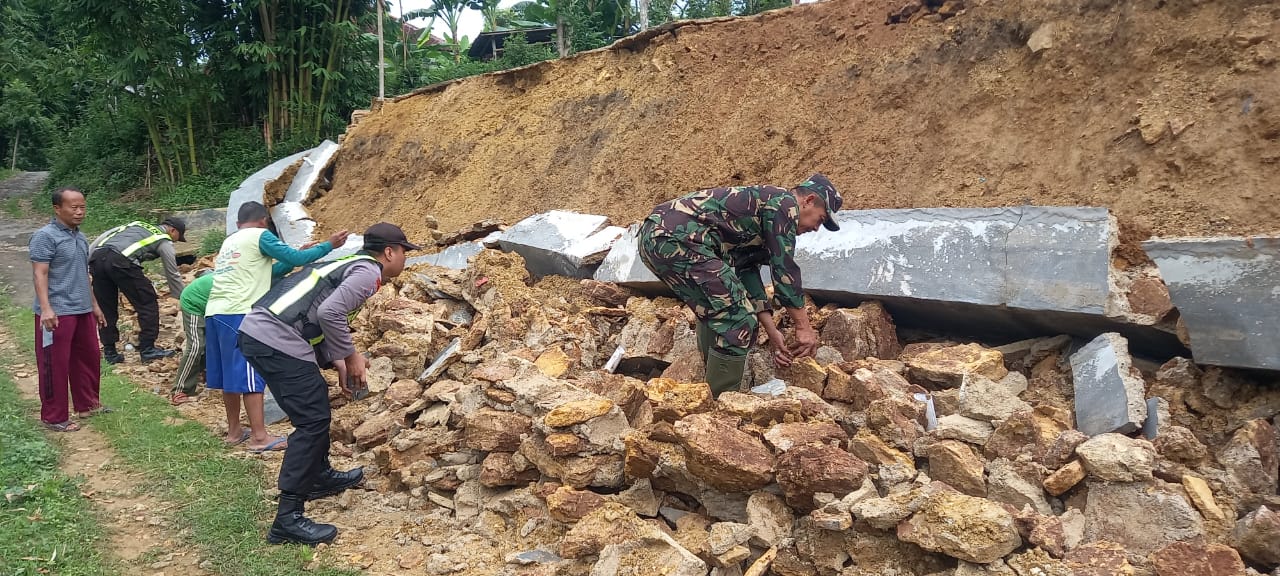 Babinsa Pekandangan Sangra Bersama Warga Bersihkan Material Longsor Yang  Menutupi Jalan